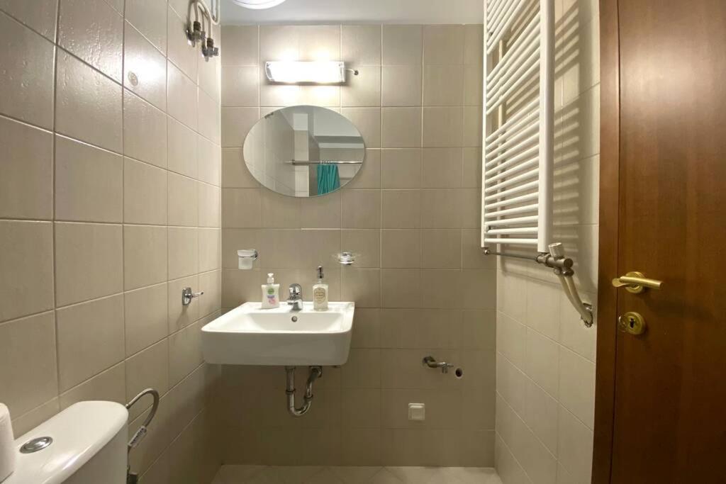Nikitas' Apartment By The Tube Atena Exterior foto